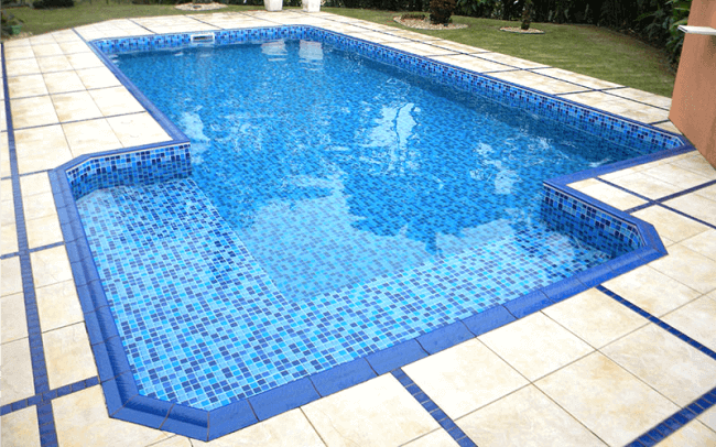Piscina de vinil: baixo custo e design versátil para área de lazer 02 piscina vinil azul padrao pastilha borda azul niveis edited