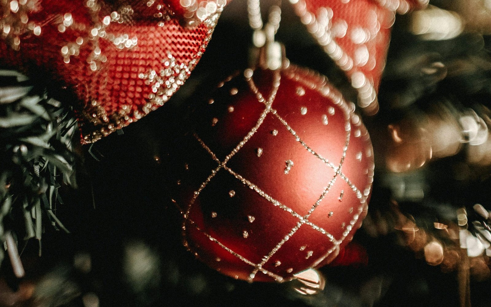 Por que as árvores de Natal são decoradas com bolas? Descubra o significado pexels jonathanborba 3303615 1 edited scaled