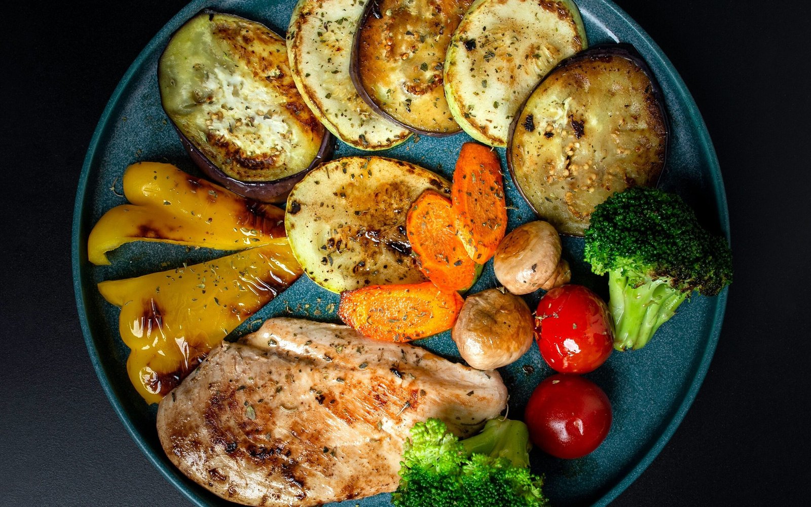 Ideias de mesa de café da manhã de aniversário simples: como encantar sem complicar narek petrosyan 5lFfglgMaao unsplash edited scaled