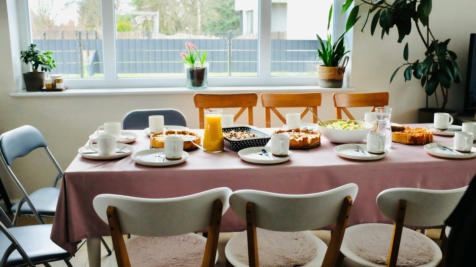 Ideias de mesa de café da manhã de aniversário simples: como encantar sem complicar taylor walling 0mfhFGf Q2o unsplash edited scaled