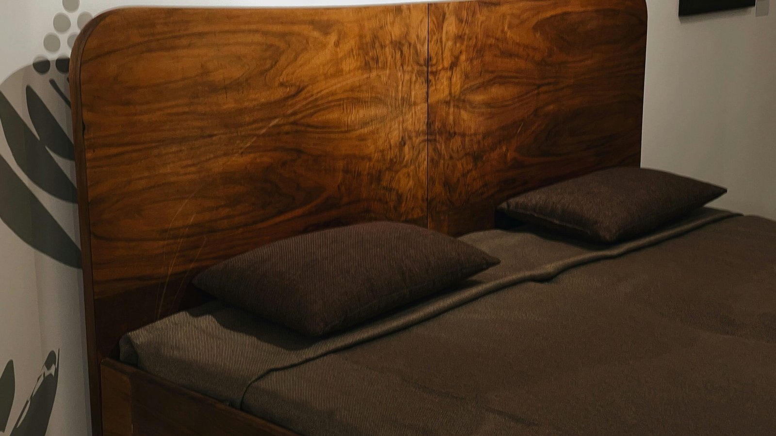 Ideias de decoração com objetos feitos de troncos de árvores: charme rústico e criatividade para transformar seus ambientes alexander ugolkov 9TpIC jSXrM unsplash edited scaled