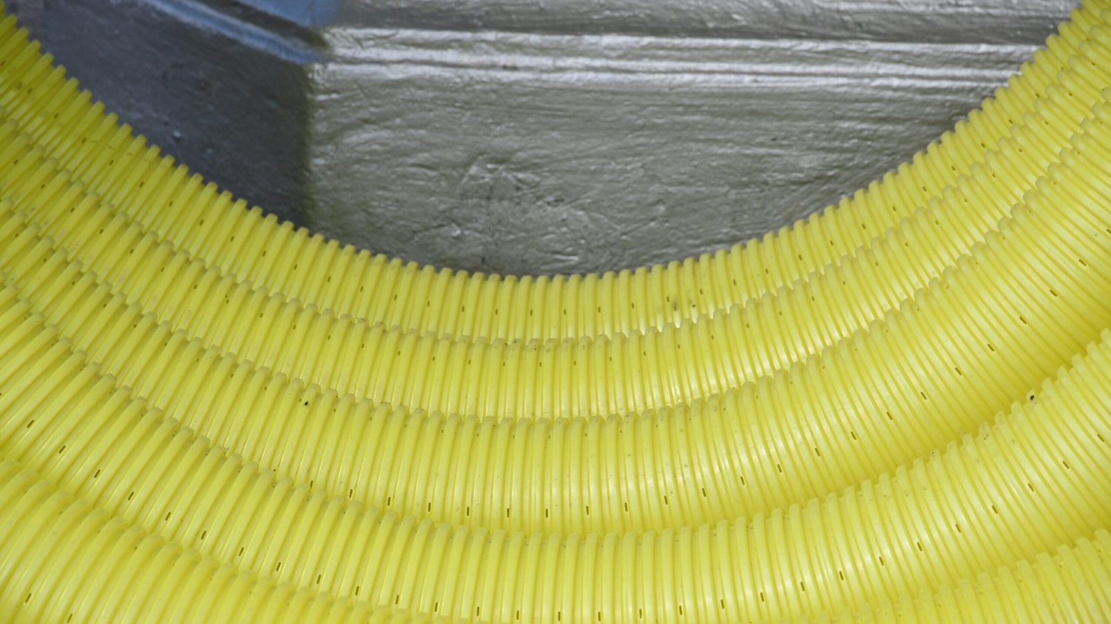 Como esconder cabos e fios sem ter que quebrar a parede: guia completo com soluções práticas e elegantes anna kharkivska yTNbS1z5LM0 unsplash edited scaled