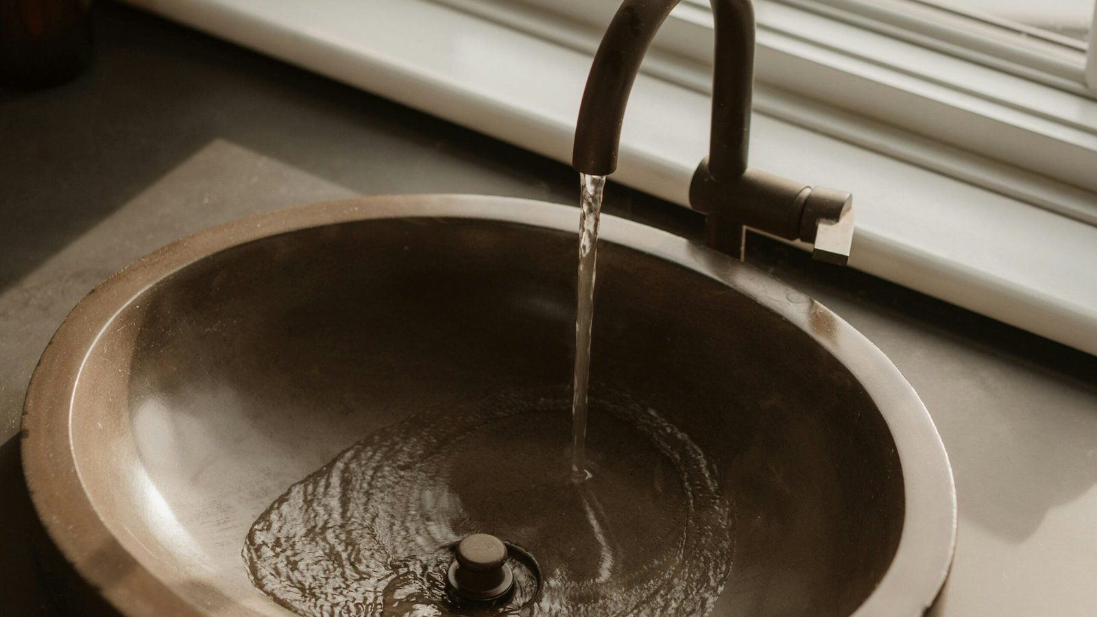 Como melhorar a pressão do chuveiro e torneiras: guia completo com soluções práticas clay banks lQ6U GSziPQ unsplash edited scaled