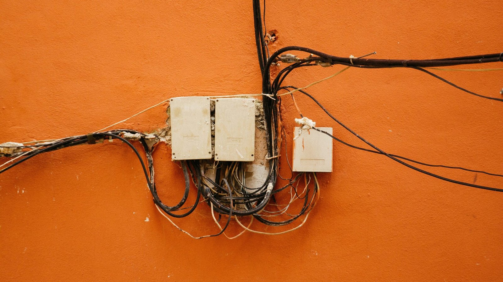 Como esconder cabos e fios sem ter que quebrar a parede: guia completo com soluções práticas e elegantes elimende inagella Yrc4lmlOzPY unsplash edited scaled