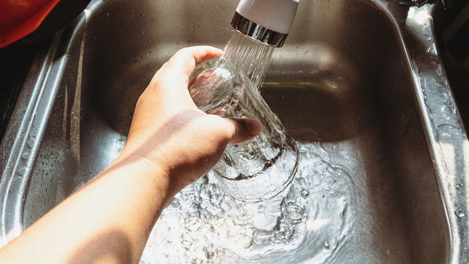 Como melhorar a pressão do chuveiro e torneiras: guia completo com soluções práticas ivan samudra Y3EJqtHWAio unsplash edited scaled