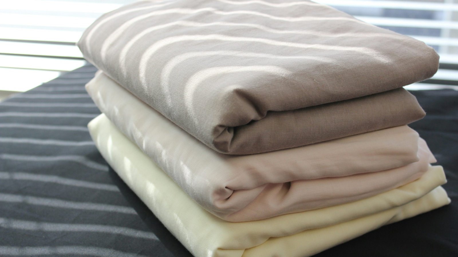 Dicas para o lençol não soltar mais do colchão: soluções práticas para noites mais tranquilas marizan coetser qiqee4vYS0I unsplash edited scaled