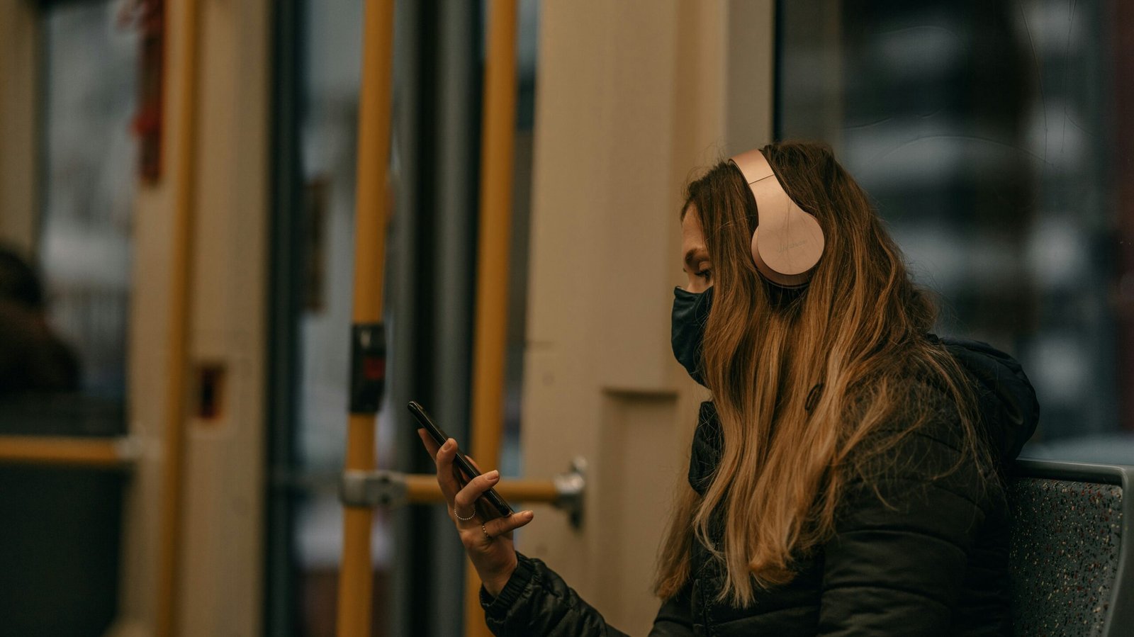 Ideias para melhorar a privacidade no seu terreno: soluções práticas, modernas e eficientes omar ramadan UaxyVlGnprU unsplash edited scaled