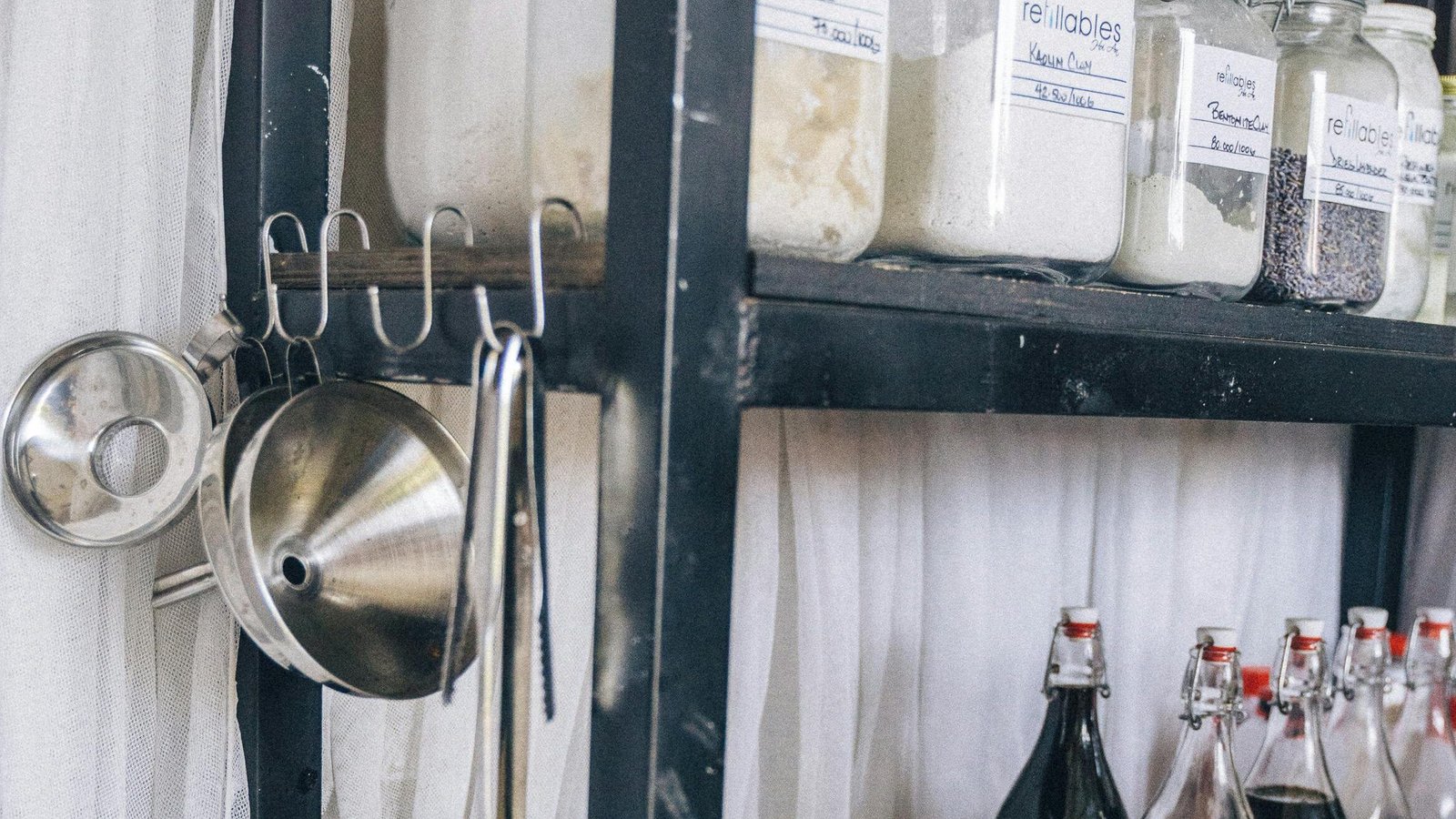 Estante de metal: 10 lindas ideias para decorar a casa pexels anntarazevich 7771995 edited