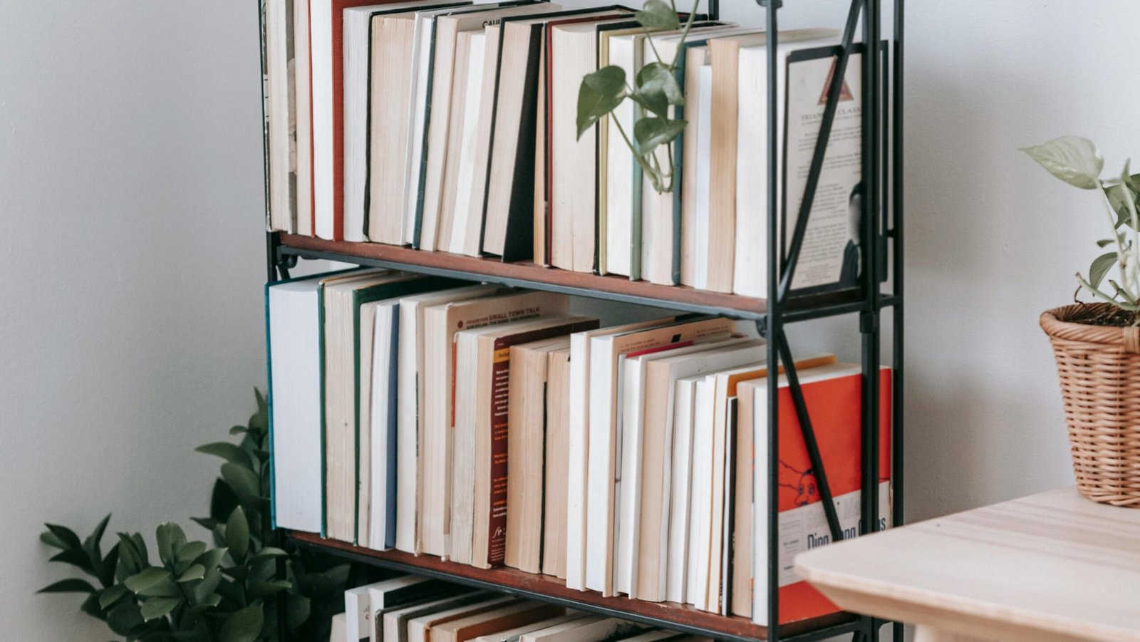 Estante de metal: 10 lindas ideias para decorar a casa pexels george milton 7034024 edited scaled