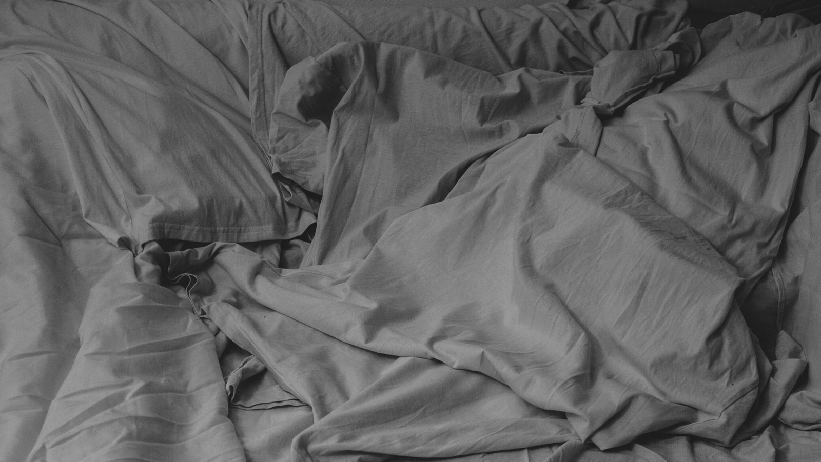 Dicas para o lençol não soltar mais do colchão: soluções práticas para noites mais tranquilas ruslan zaplatin Tn3W5uNDr7A unsplash edited scaled